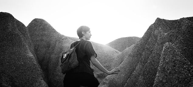 Innere Ruhe und Gelassenheit - Frau wandert durch die Berge